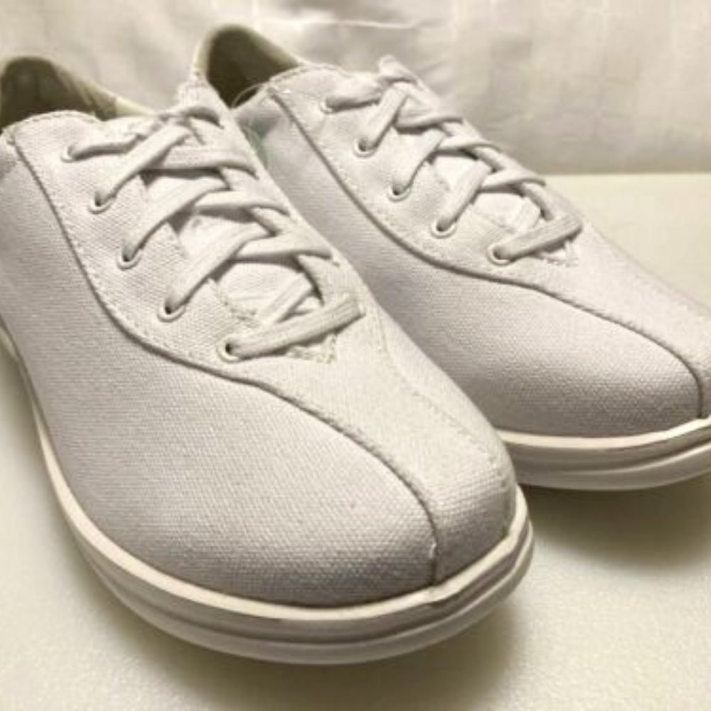Womens Apex  White Canvas sneaker size 9 (XW)
